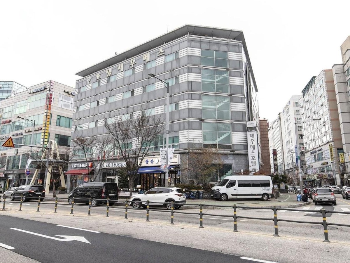 Street entrance of Incheon Airport Hotel Zeumes