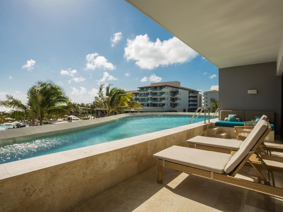 Swim-out terrace and pool at Dreams Playa Mujeres Golf & Spa Resort