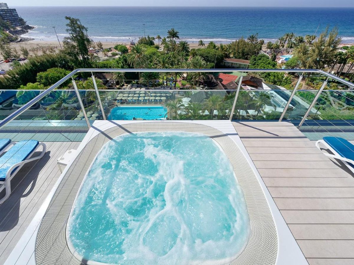 Rooftop hot tub with a sea view at Bull Costa Canaria