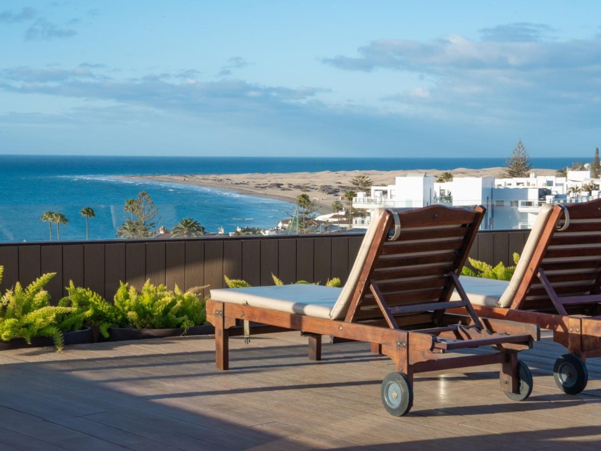 Rooftop solarium loungers facing the Maspalomas dunes at Bull Escorial