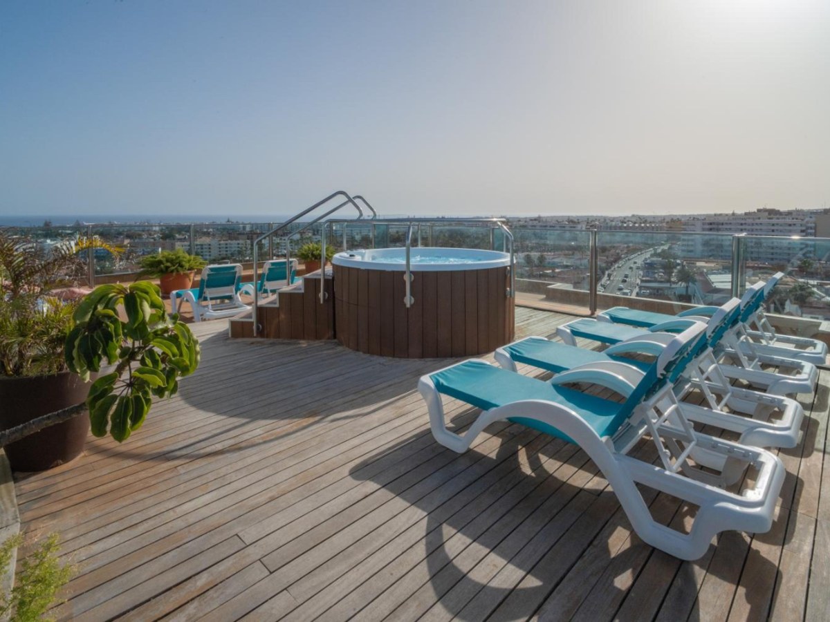 Rooftop deck with a hot tub and sun loungers at Bull Eugenia Victoria