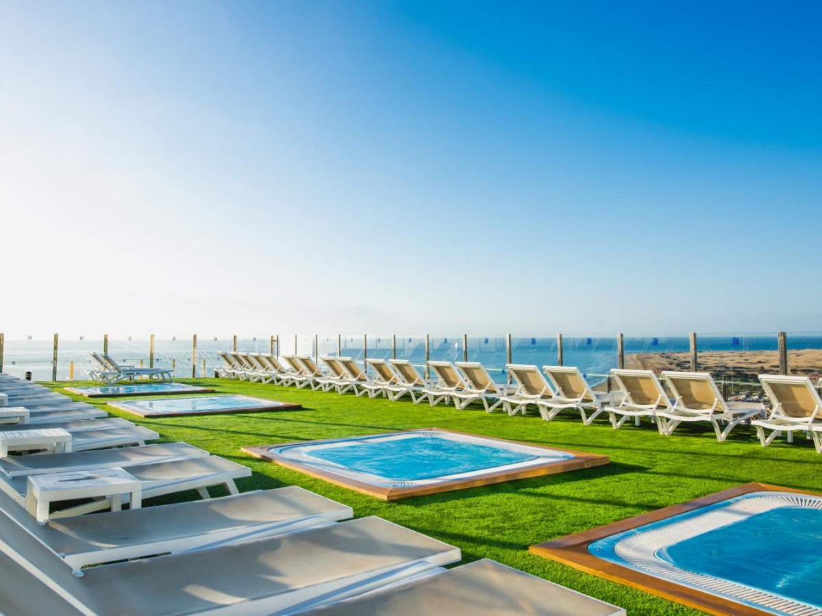 Roof terrace with whirlpools and loungers above the sea at HL Suitehotel Playa del Inglés