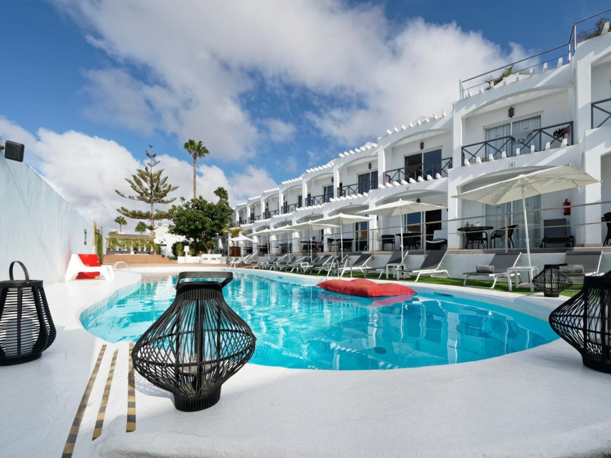 Pool with loungers below the white apartment terraces at Vista Bonita, Maspalomas