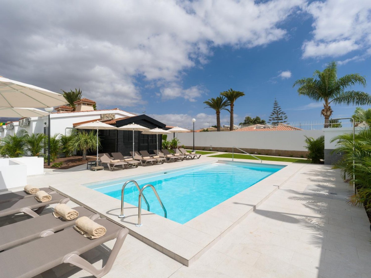 Pool with sunbeds at Paso Chico Gran Canaria