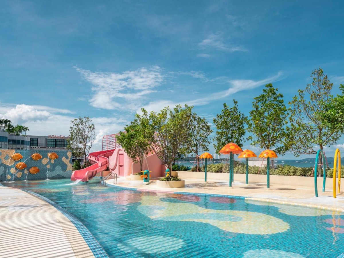 Kids' pool with a pink water slide at Holiday Inn Pattaya