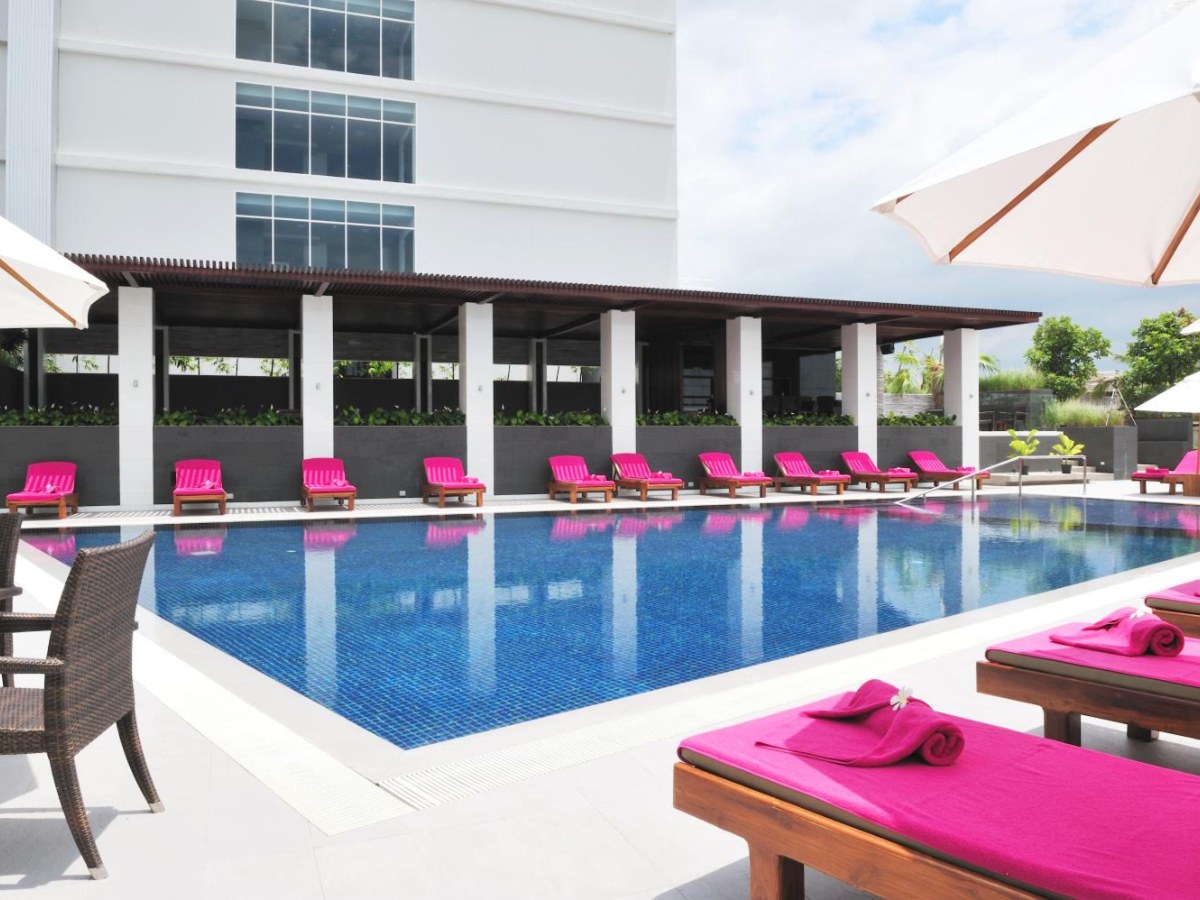 Swimming pool with pink loungers at Amaranth Suvarnabhumi Hotel