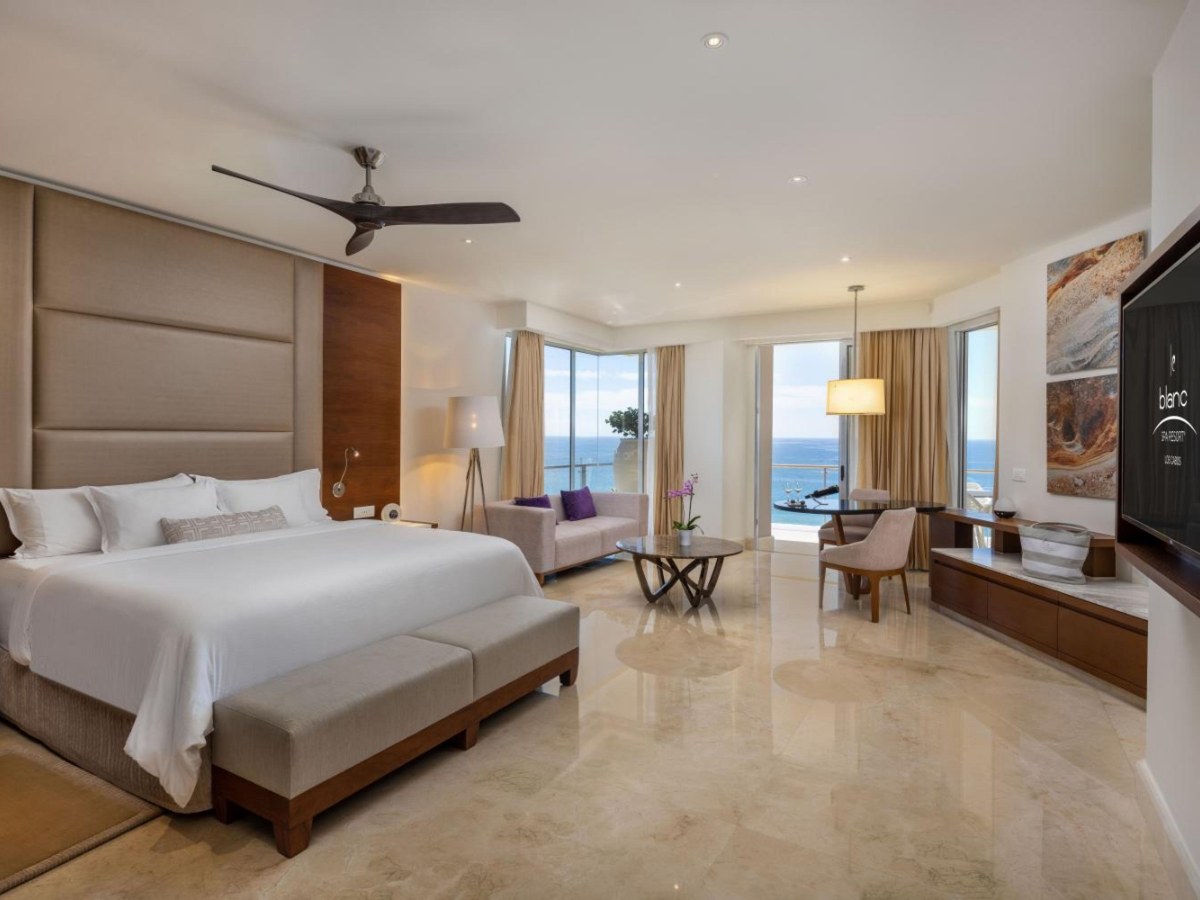 Bedroom of a Royale Junior Suite with ocean view at Le Blanc Spa Resort Los Cabos