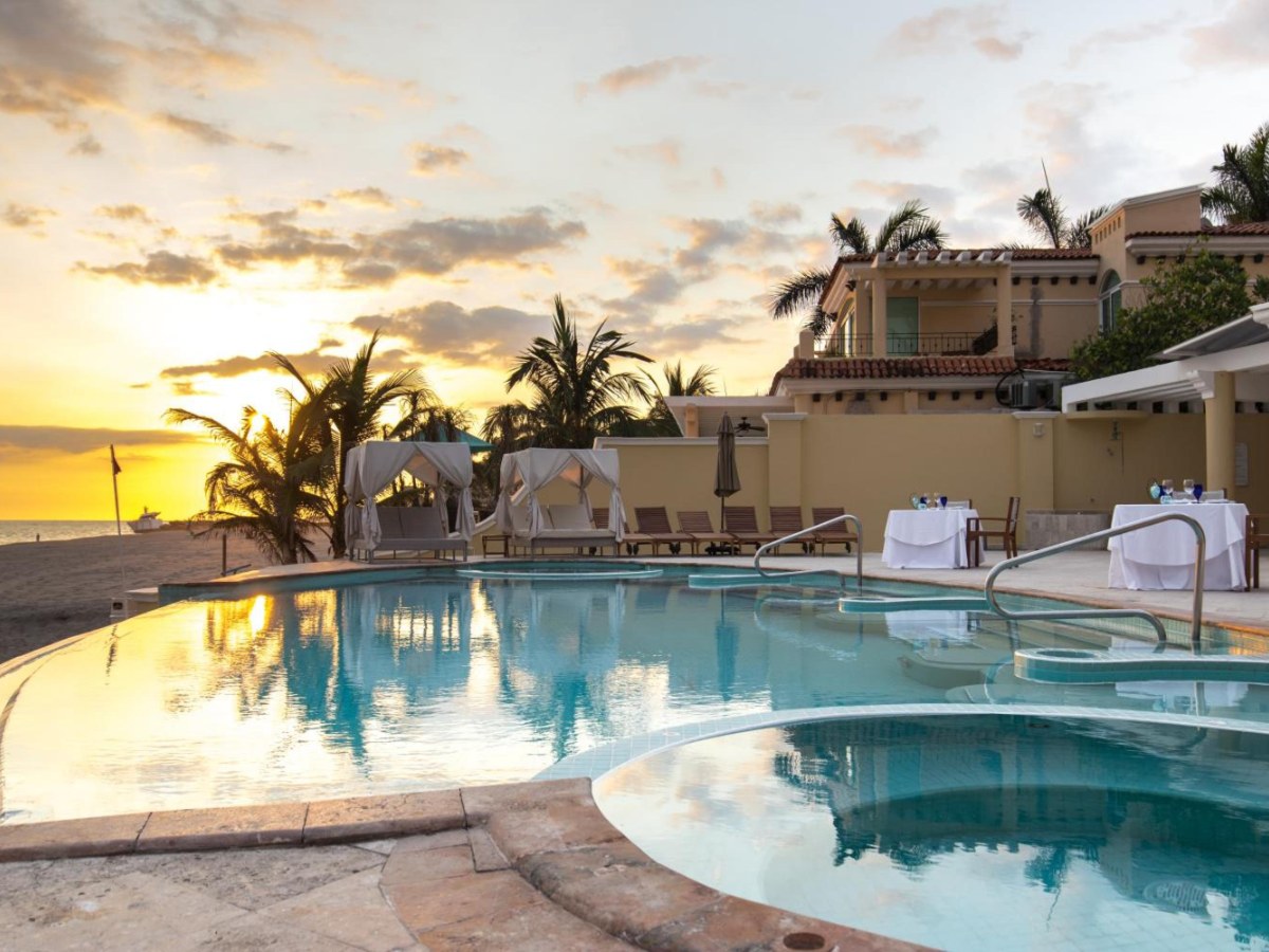 Pool at sunset at Casa Velas