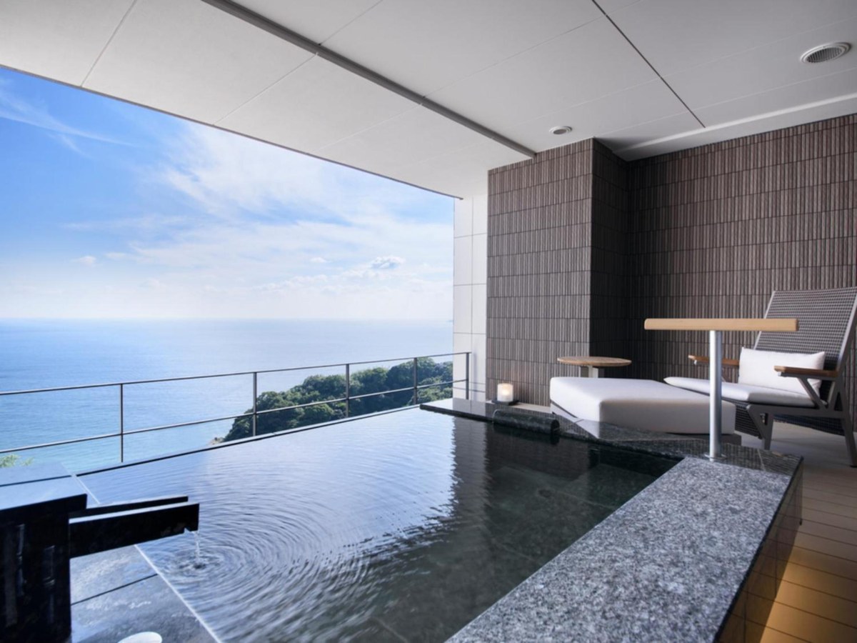 Open-air bath facing the ocean in an Atami Sekaie suite