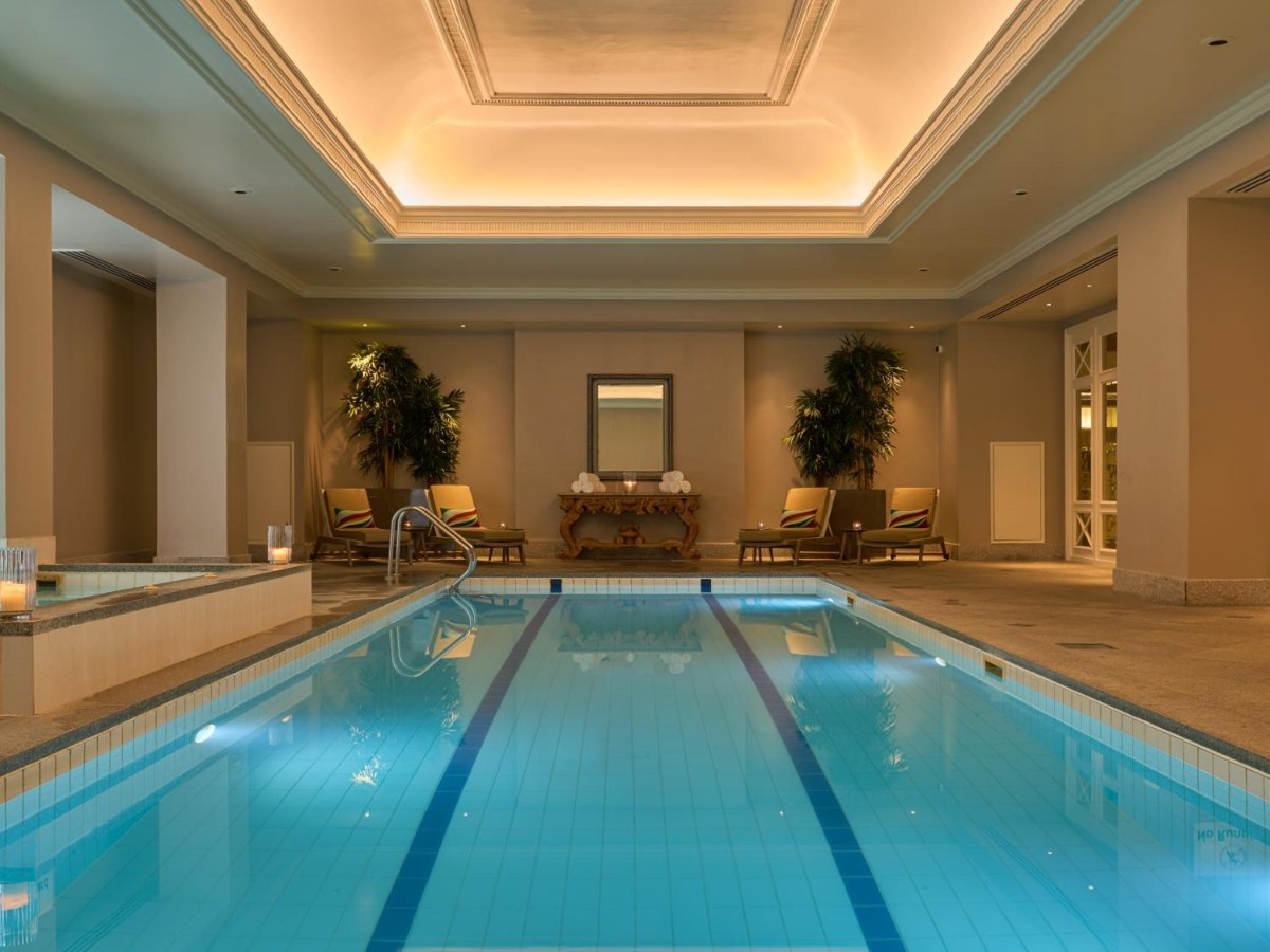Indoor lap pool with loungers at InterContinental Dublin