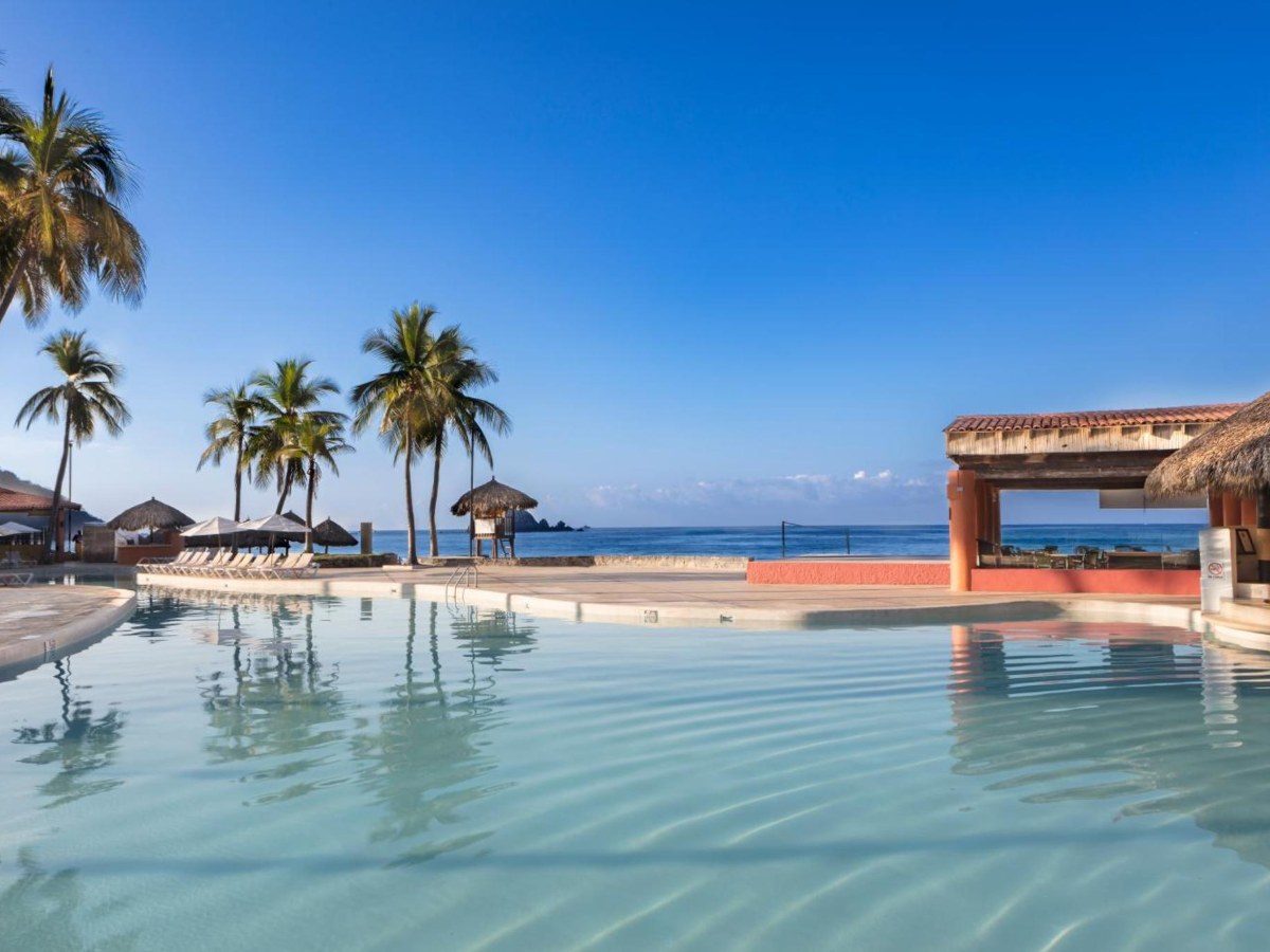 Swimming pool next to the beach at Holiday Inn Resort Ixtapa All-Inclusive