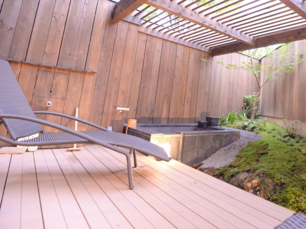 Open-air bath in a Twin Room at Hakone Gora Byakudan