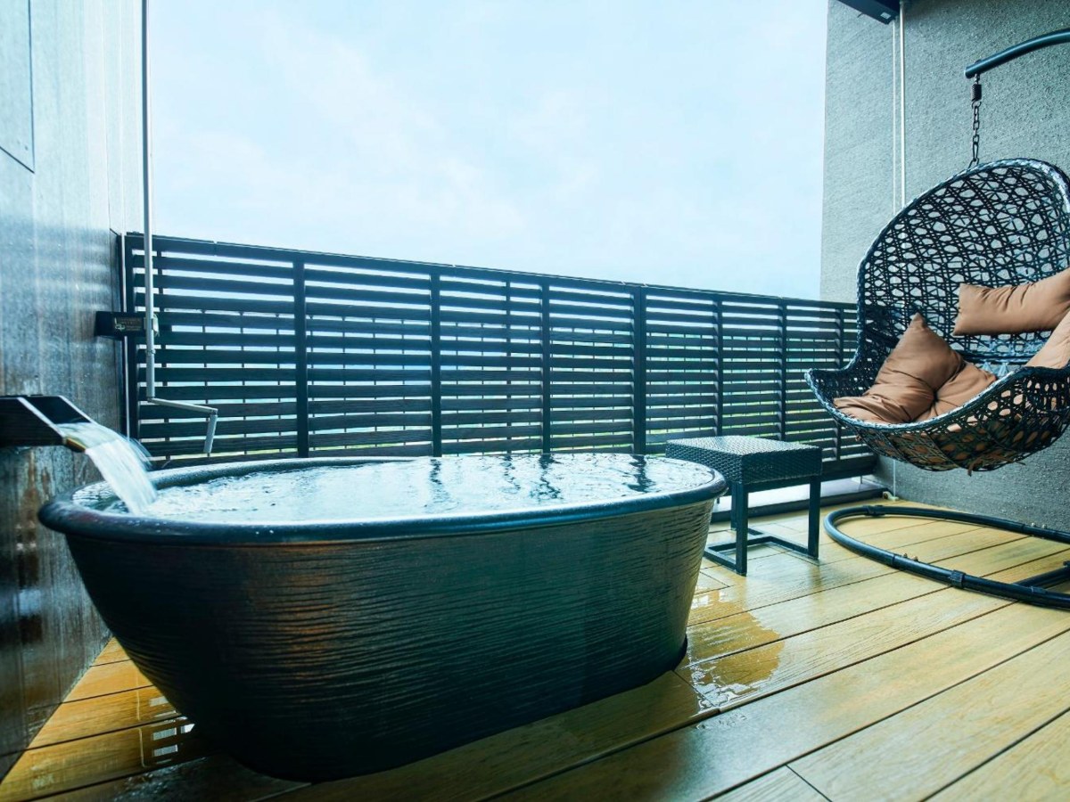 Open-air bath in a Superior Room at Hakone Kowakien Tenyu