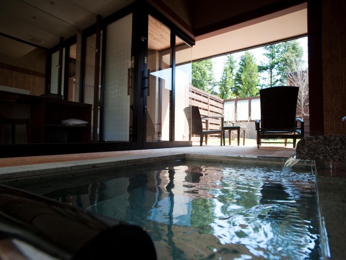 Open-air onsen bath of a tatami room at Lake Shikotsu Tsuruga Resort Spa Mizu no Uta