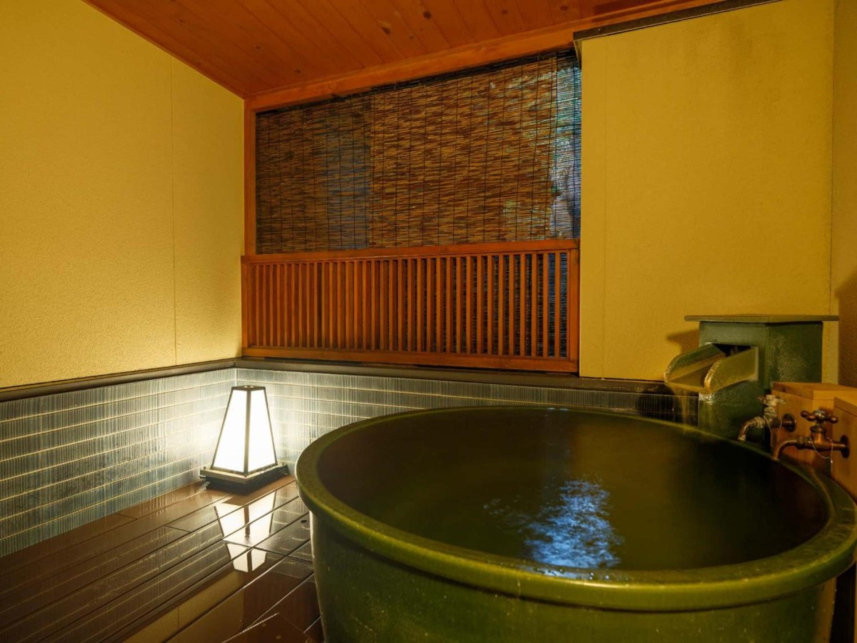 Round ceramic semi-open-air bath in a Kawa, Tsuki or Yama room at Komeya in Ito