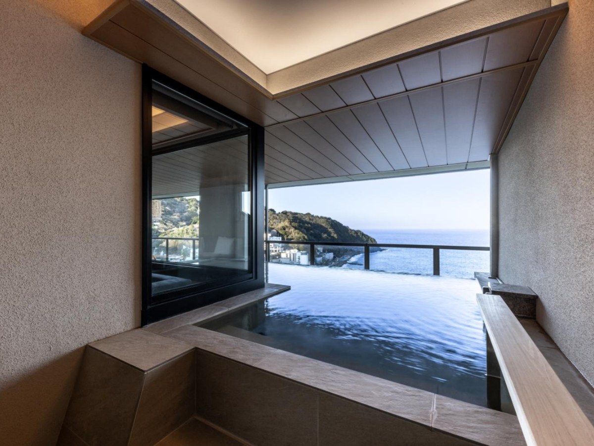 Open-air bath on the sea-view terrace of a Standard Twin Room at Suiko in Atagawa