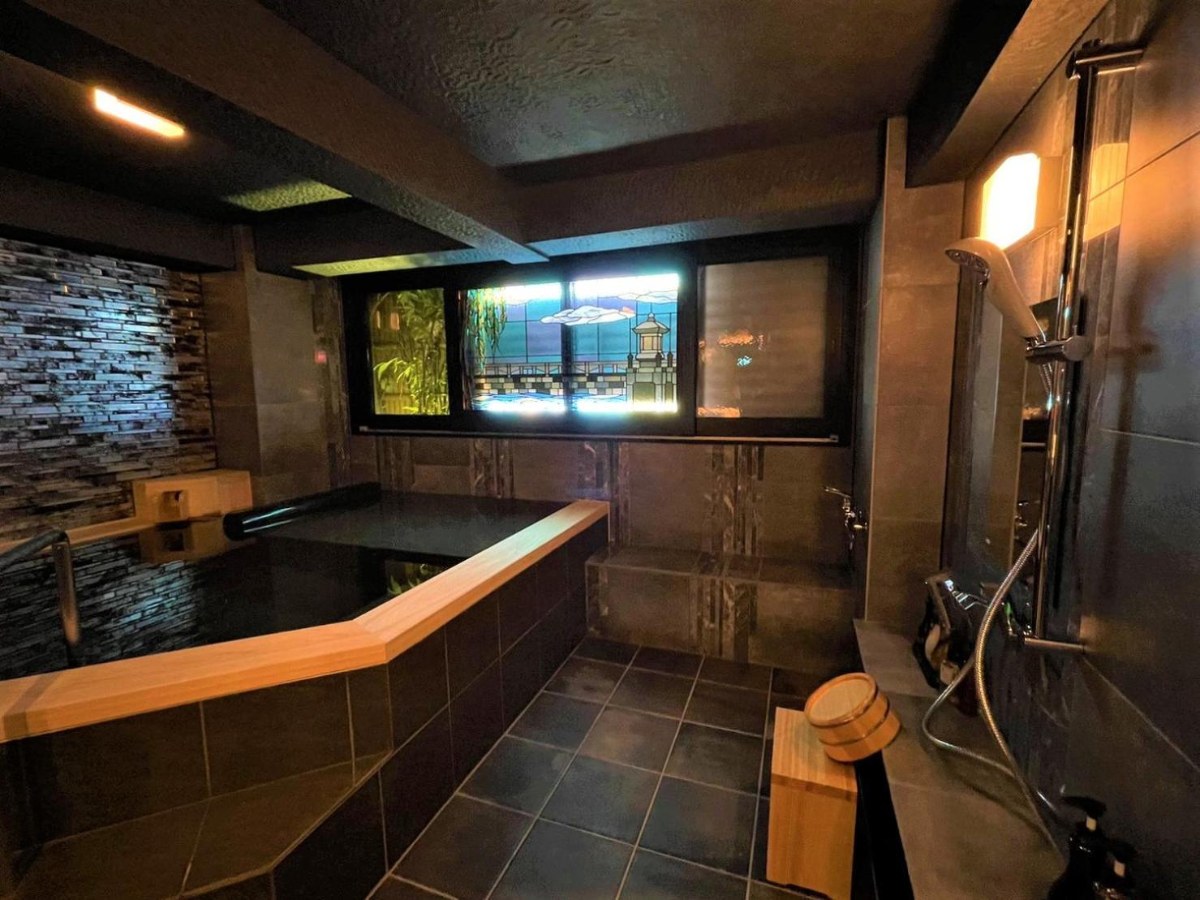 Bath with a cypress rim at Koyado Enn