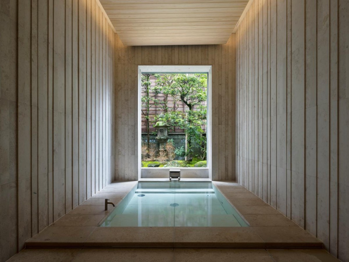 Bath in front of a garden window at Mikuniya