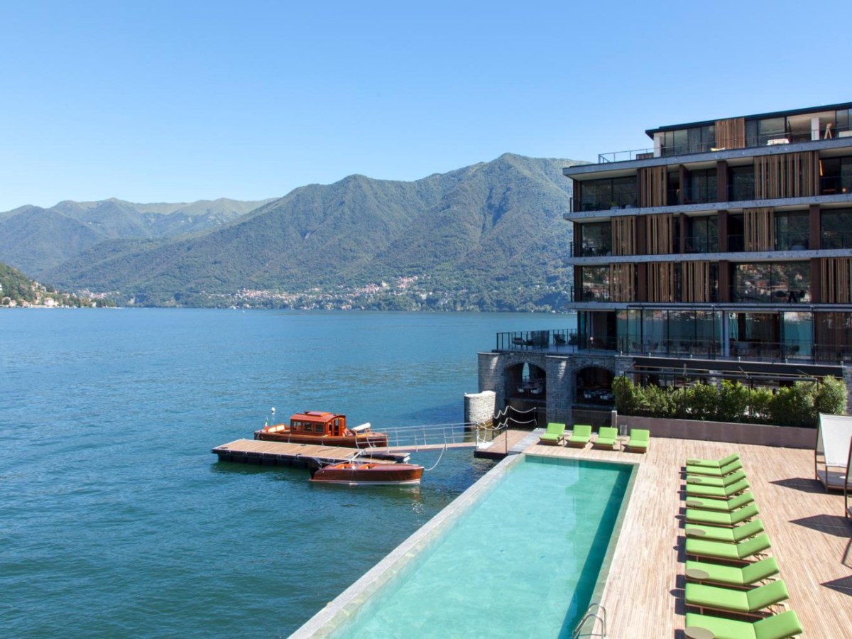 Infinity pool and wooden boats on the lake at Il Sereno Lago di Como
