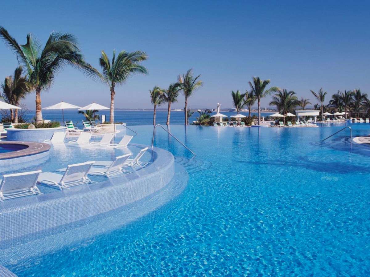 Large pool overlooking the ocean at Pueblo Bonito Emerald Bay