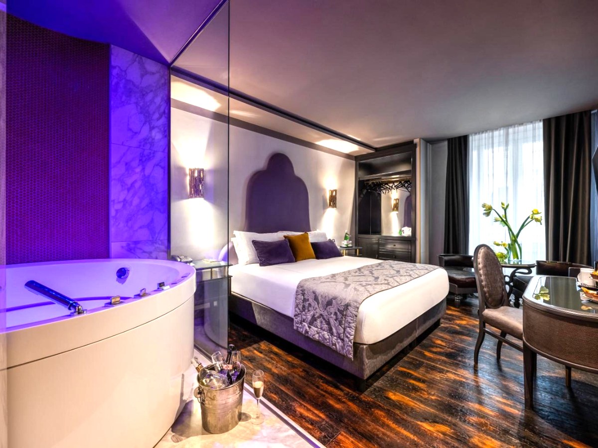 Jacuzzi for two beside the bed in an HT6 Hotel Roma Deluxe room