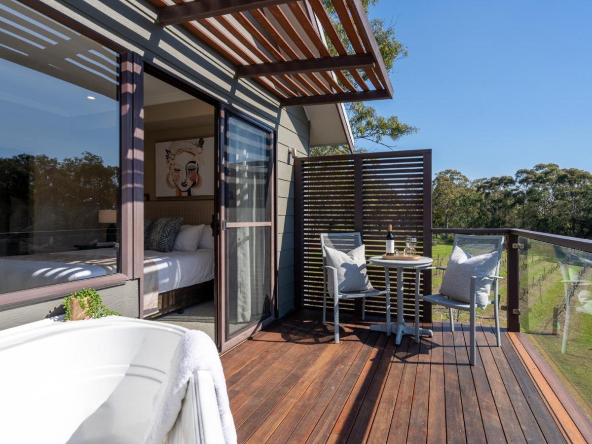 Outdoor spa bath on the upper floor of the Premier Suite at Hermitage Lodge, facing the vineyard