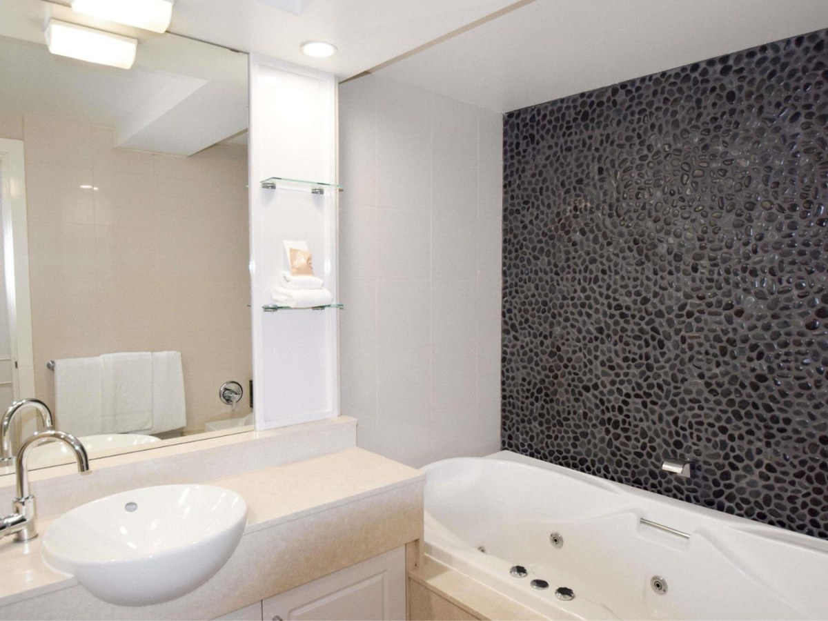 Jetted spa bath in a Deluxe King Room bathroom at Mercure Hunter Valley Gardens