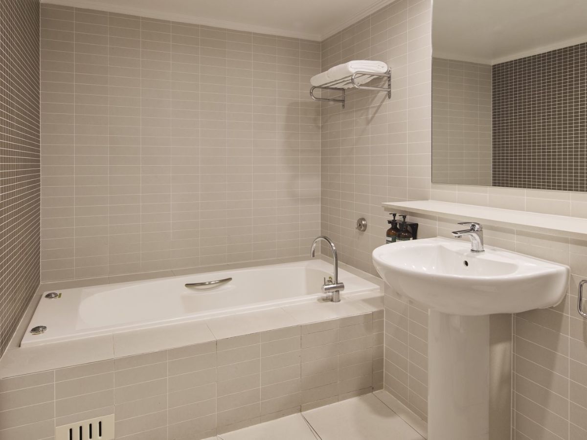 Jet bath in the bathroom of a Suite with Jet Bath at Rydges Resort Hunter Valley