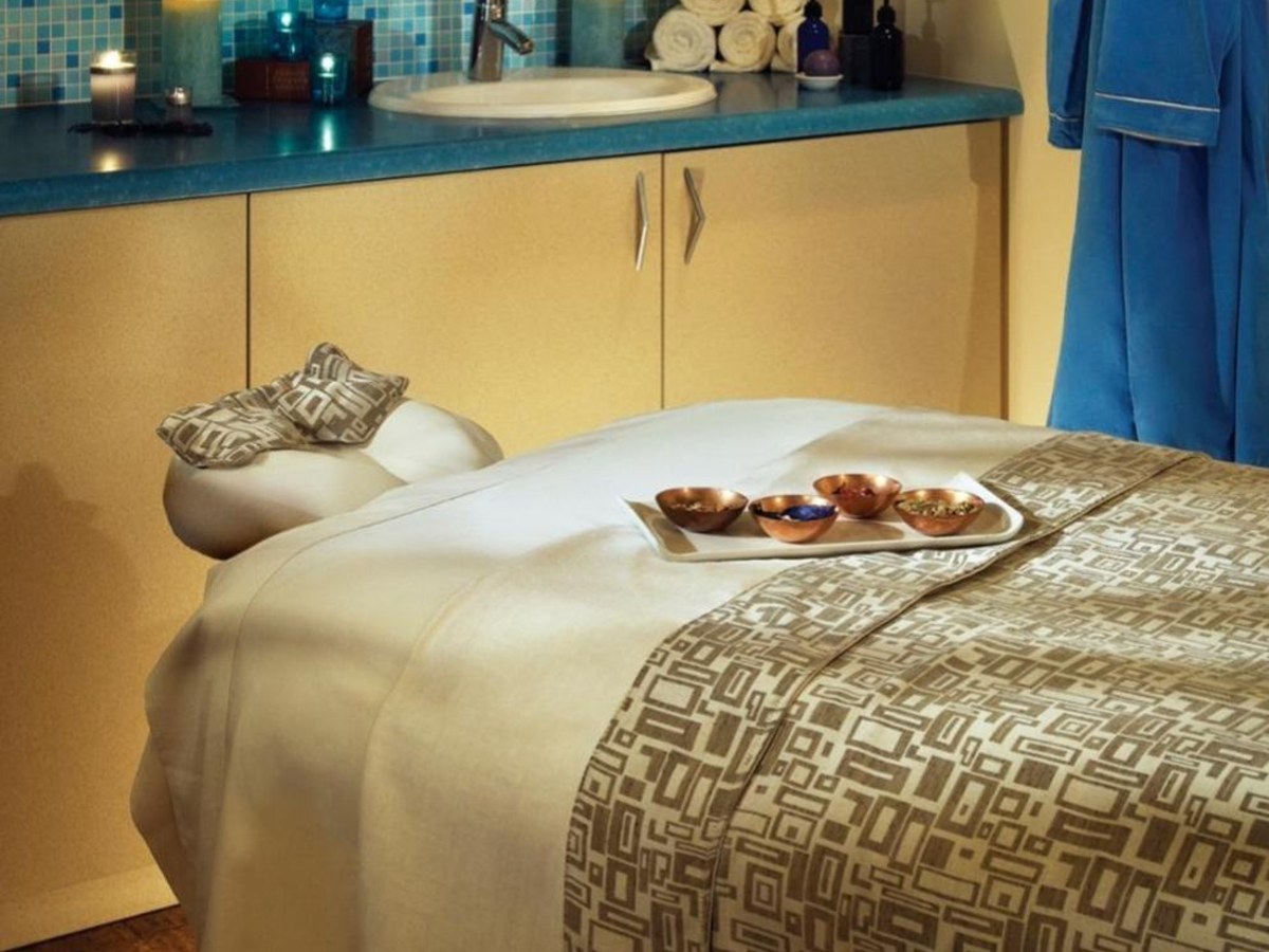Treatment room with a blue mosaic counter at VH Spa, Hotel Valley Ho