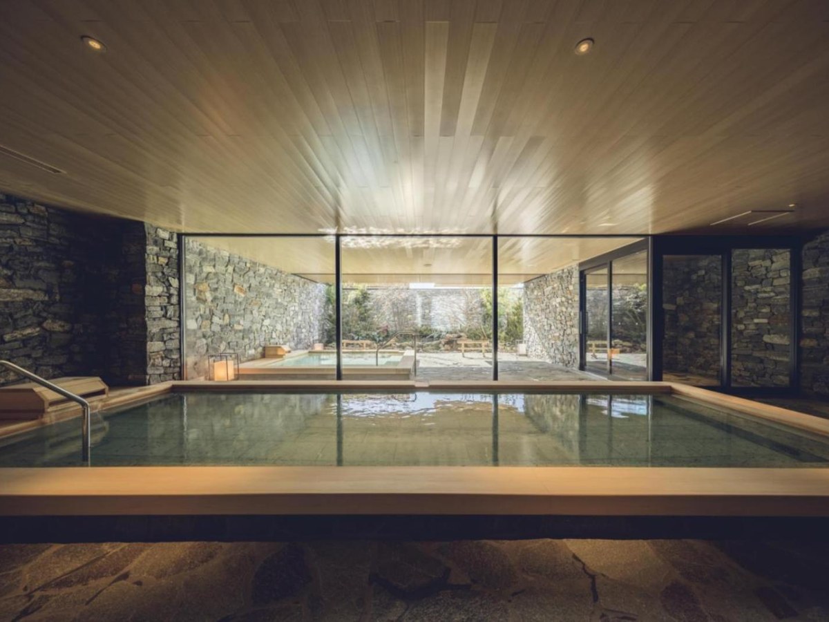 Indoor bath beside a garden at Tokyu Stay Hida Takayama Musubinoyu