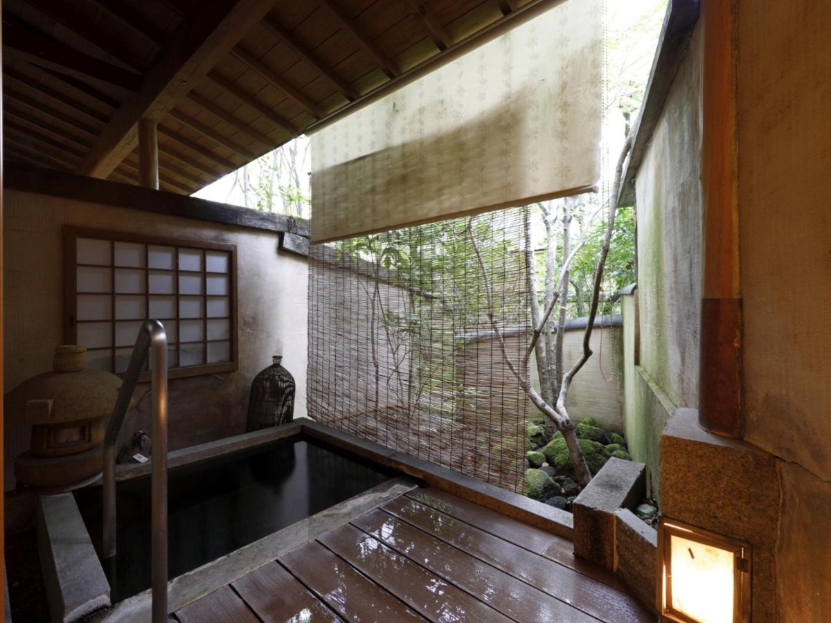 Open-air bath in the Maisonette at Yufuin Souan Kosumosu